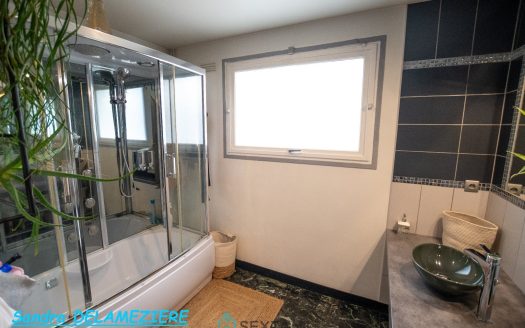 PRESTIGIOUS COTTAGE IN THE HEART OF A GREEN SETTING