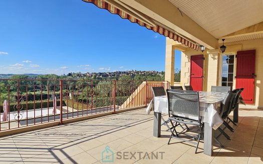 Perfect house in Domme. Breathtaking views of the Bastide and the valley with a swimming pool on a fenced plot of 2,591 sqm.