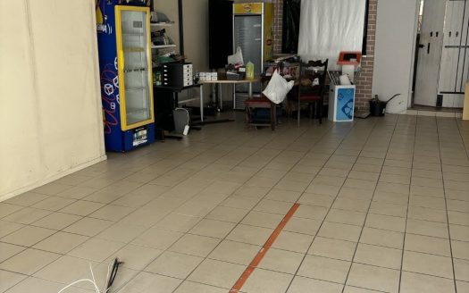 Building in the city center of Bergerac with a commercial space and a one bedroom apartment + quiet garden