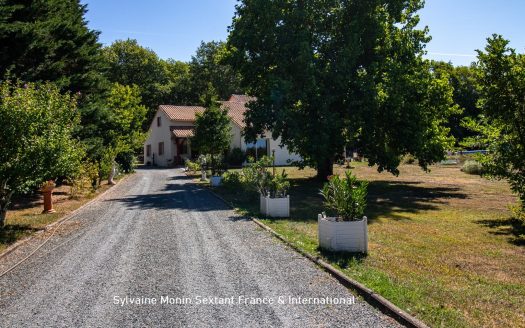 Superb villa with swimming pool set on 1.5 hectares of fully enclosed land, offering total privacy in a preserved natural setting