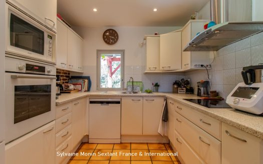 Superb villa with swimming pool set on 1.5 hectares of fully enclosed land, offering total privacy in a preserved natural setting