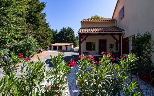 Superb villa with swimming pool set on 1.5 hectares of fully enclosed land, offering total privacy in a preserved natural setting