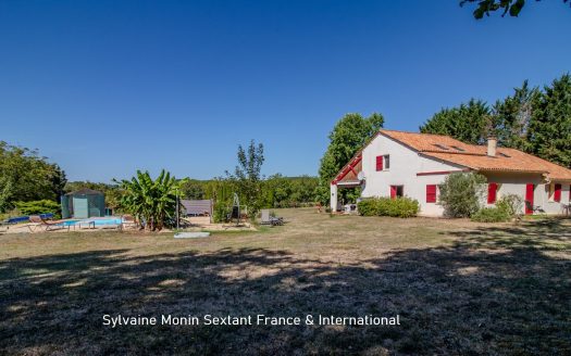 Superb villa with swimming pool set on 1.5 hectares of fully enclosed land, offering total privacy in a preserved natural setting