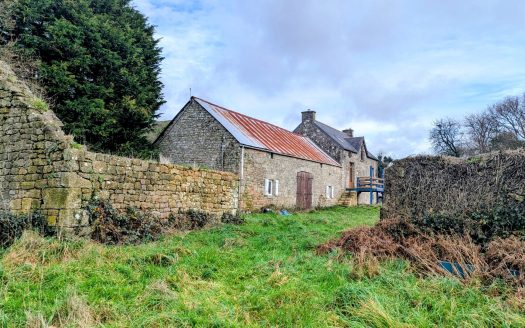 Stone house with barn and large plot of land 4,220 sqm – Persquen
