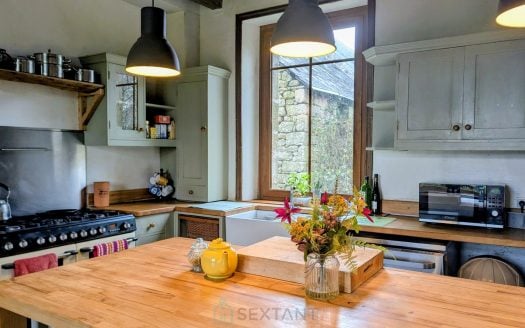 Stone house with barn and large plot of land 4,220 sqm – Persquen