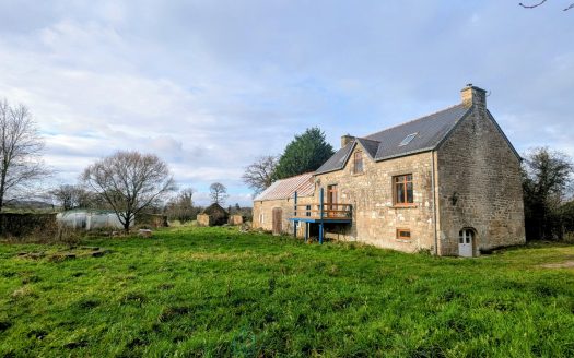 Stone house with barn and large plot of land 4,220 sqm – Persquen