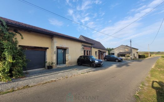 Maison rénovée avec dépendances et logement indépendant – LE FLEIX (campagne)