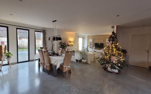 Maison rénovée avec dépendances et logement indépendant – LE FLEIX (campagne)