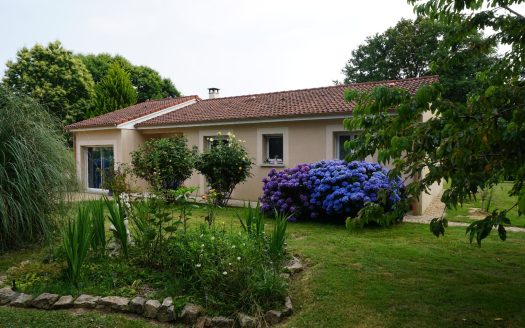 Contemporary villa on one level with swimming pool.