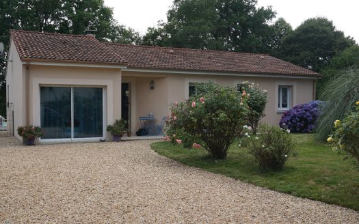 Contemporary villa on one level with swimming pool.