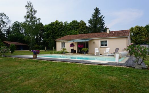 Contemporary villa on one level with swimming pool.