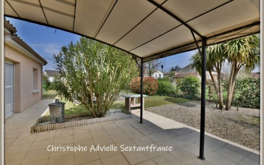 Detached house all on the ground floor, big lounge, 3 bedrooms, 2 shower rooms, big garage and lovely plot