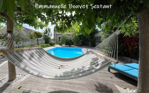 South Bergerac, large and charming village house, swimming-pool and terrace, garden, outbuidlings to convert