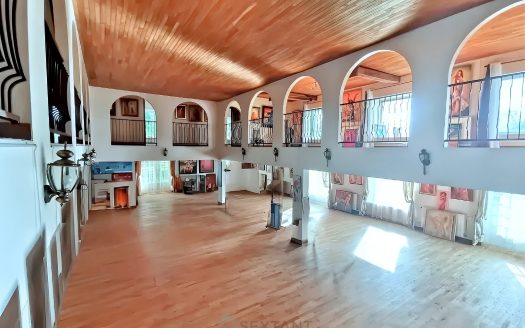 Single-Storey Estate close Charente's Lakes, between TGV and International Airport