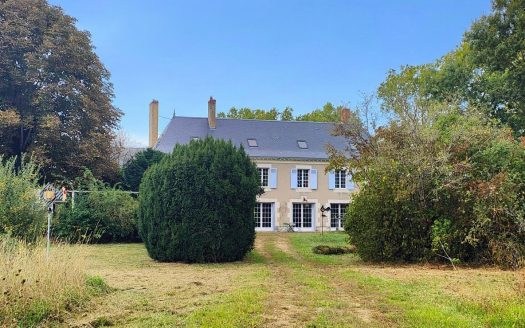 Large Renovated Estate with guest cottages and 5 Hectares of Land near Tours