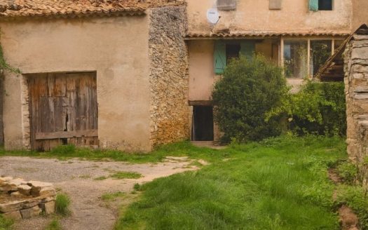 Projet unique à Saumane + dépendances + terrain