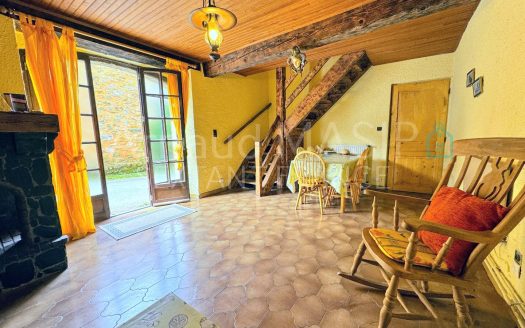 4-BED STONE HOUSE, LARGE ADJOINING GARAGE, GARDEN 356sqm CLOSE BY, VERDANT SETTING