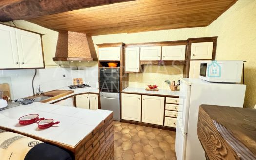 4-BED STONE HOUSE, LARGE ADJOINING GARAGE, GARDEN 356sqm CLOSE BY, VERDANT SETTING