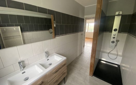 Charming 85sqm house with garage and laundry room, set on a lovely 800sqm plot with space for a pool.