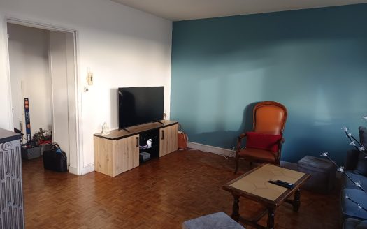 In a quiet and well-maintained residence in the heart of the city center, come and discover this beautiful 3-bedroom apartment with balcony and garage