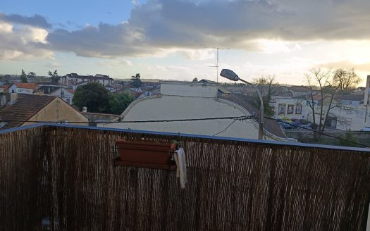 In a quiet and well-maintained residence in the heart of the city center, come and discover this beautiful 3-bedroom apartment with balcony and garage