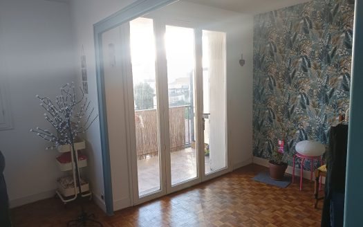 In a quiet and well-maintained residence in the heart of the city center, come and discover this beautiful 3-bedroom apartment with balcony and garage