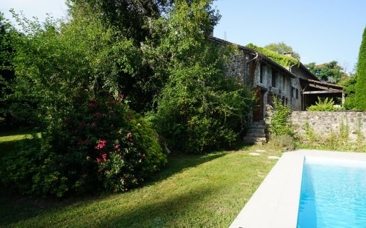 21-hectare estate with two ponds, surrounded by a lush forest nestled in the heart of the Périgord Vert natural park.