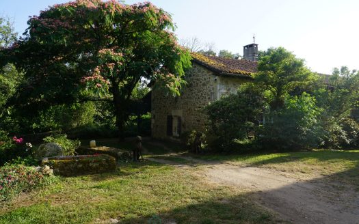 21-hectare estate with two ponds, surrounded by a lush forest nestled in the heart of the Périgord Vert natural park.