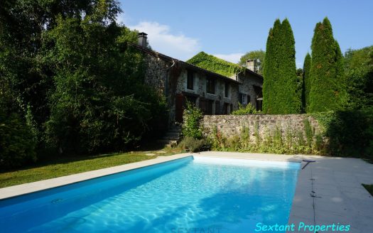 21-hectare estate with two ponds, surrounded by a lush forest nestled in the heart of the Périgord Vert natural park.