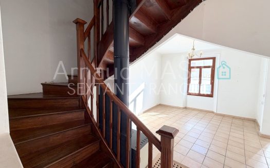 SPACIOUS, 5-BED, 2 BATH, VILLAGE HOUSE, JULIET BALCONY IN VILLAGE WITH CAFE RESTAURANT