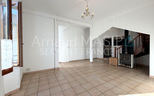 SPACIOUS, 5-BED, 2 BATH, VILLAGE HOUSE, JULIET BALCONY IN VILLAGE WITH CAFE RESTAURANT