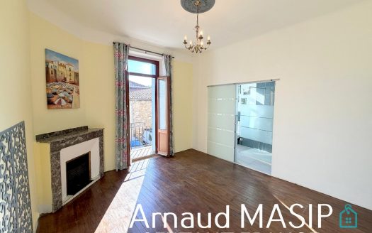 SPACIOUS, 5-BED, 2 BATH, VILLAGE HOUSE, JULIET BALCONY IN VILLAGE WITH CAFE RESTAURANT