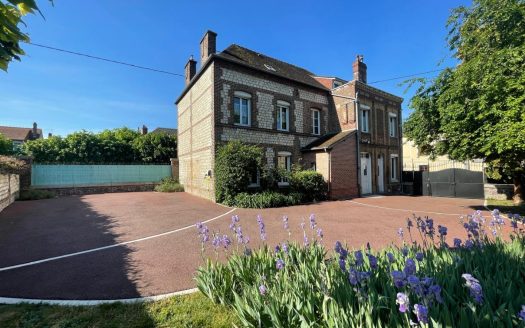 Magnificent mansion with outbuilding and high-end services