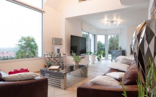 Superb contemporary pavilion