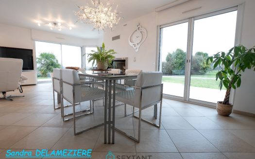 Superb contemporary pavilion