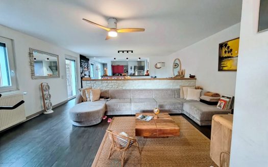 Close to the town center, family home with 2 studios, garage and swimming pool