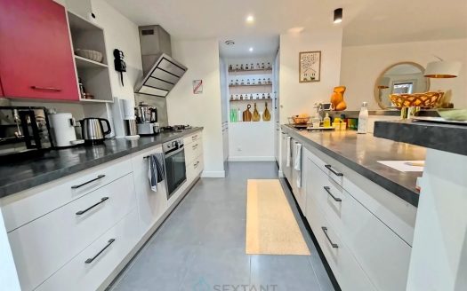 Close to the town center, family home with 2 studios, garage and swimming pool