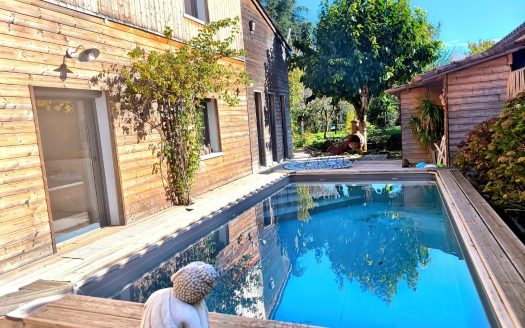 Close to the town center, family home with 2 studios, garage and swimming pool