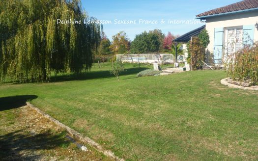 Single-storey villa with swimming pool