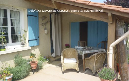 Single-storey villa with swimming pool