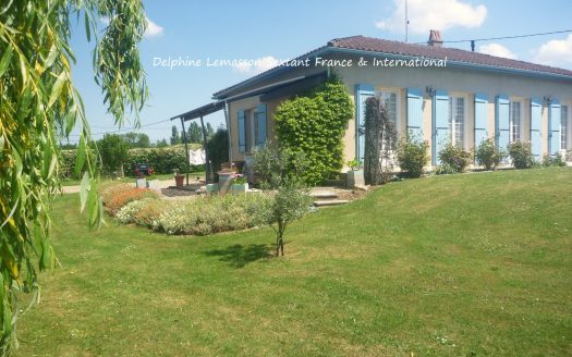 Single-storey villa with swimming pool