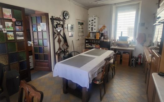 Ideal investor property – former shop in the centre of Pluméliau