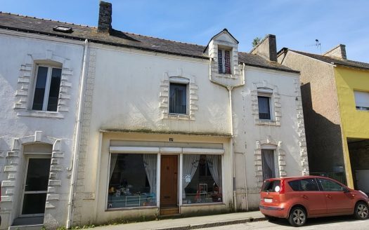 Ideal investor property – former shop in the centre of Pluméliau