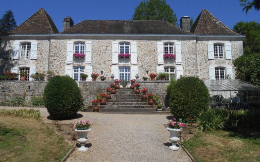 HIGH NICHE MAGNIFICENT CHATEAU ON 7700 M2 WITH ITS SOURCE