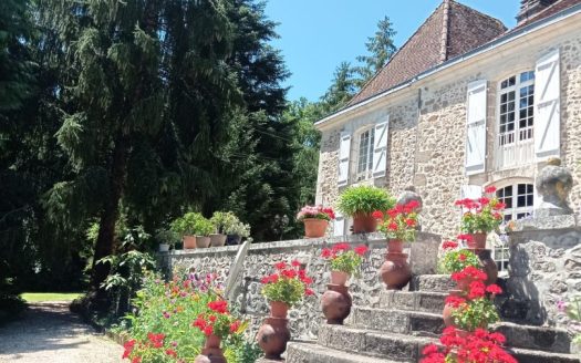 HIGH NICHE MAGNIFICENT CHATEAU ON 7700 M2 WITH ITS SOURCE