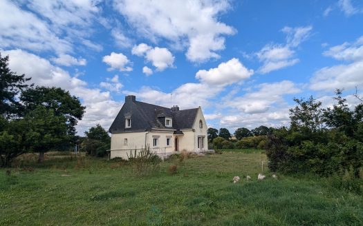 1970s House to renovate – 4,500 sqm land – Near Pontivy