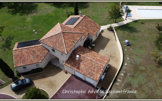 Modern house, 4 bedrooms, 2 shower rooms, double garage, pool with magificient plot, very well kept