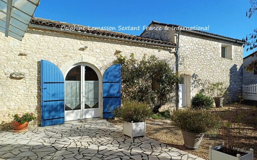 Charming stone property with courtyard, open views and garage near Golf des Vigiers