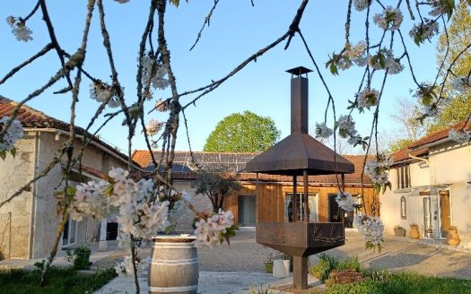 TASTEFULLY RESTORED FARMHOUSE COMPRISING 2 COTTAGES ON 6700 M2 OF LAND