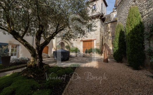 Charming restored Stone Property with Rental Potential – Character & Authenticity in the Heart of the Lot